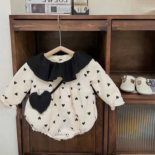 Rompers 2023 Winter New Baby Plus Velvet espeso Bodysuit cálido Corazón lindo Ciudad de recién nacida Princesa Princesa Long Manga Sumsuit Ropa infantil H240423