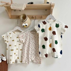 Rompers 2024 Été Nouveau bébé à manches courtes à manches courtes neuves pour nouveau-née fille dessin animé floral saut de combinaison coton bébé mince creux pyjamas 0-24m H240423