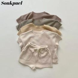 Rompers 2pcs Summer Boys Girls Clothing Sets Solid Color Soft Loose Short Sleeve Draai String Shorts Wafel Outfits Kinderen gebreide pakken 230427