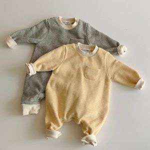Rompers herfst en winter baby jumpsuit streep pluche mode simplicity vrije tijd verdikt jongens en meisjes jumpsuitkleding 230311