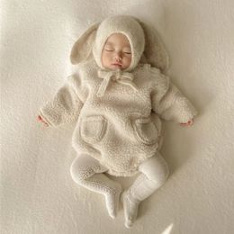 Rompertjes herfst winter geboren baby plus fluwelen warme bodysuit met lange mouwen jongen meisje baby effen fleece dikke onesie peuterkleding 231211