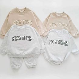 Rompers Baby Jumpsuit Ins 0-12m Pasgeboren babyjongens en meisjes jumpsuit schattig New York nobele lange mouwen jumpsuitl240514L240502