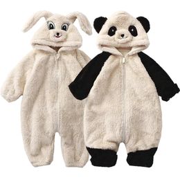 Rompertjes Baby Winter Romper Fleece Cartoon Panda Bunny Jumpsuit met capuchon voor jongen en meisje Kleding Zacht Loungewear Dikker Peuter Baby Onesie 231207
