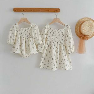 Rompers Ademende gaas baby bodysuit ruche lagen bloemenmeisjes romper jurk één stuk peuter kleding Koreaanse herfst zuster outfits H240425