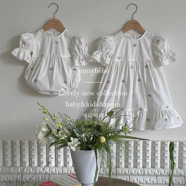 Rompères mignonne petite fille en dentelle à la broderie florale robeper bulle bébé manche courte saut à soeur grande soeur robe blanche 2023 Vêtements d'enfants d'été h240425