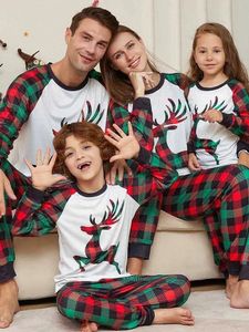 Rompertjes Familie Kerst Bijpassende outfits Cartoon Print Kleding Pyjama Set voor volwassenen Kinderen Schattig Nachtkleding Pyjama Nachtkleding Pak 231211