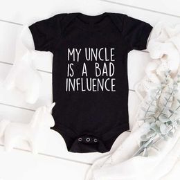 Rompers mijn oom is een slechte invloed baby bodysuit katoen zomer zwangerschap aankondiging onesie jongen en meisje kleding baby shower cadeau240514L240502