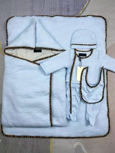 Mamelucos Kit de bebé recién nacido Mamelucos de diseño de algodón acolchado + mantas envolventes Saco de dormir Moda Bebés monos con letras sombreros baberos suaves chi