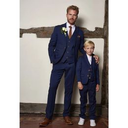 Barboteuses ParentChild Outfit 3 Pièces Costume Garçon Élégant Simple Boutonnage Blazer Gilet Pantalon Ensemble Hommes Costumes pour Mariage Papa Enfants Famille Look 231212