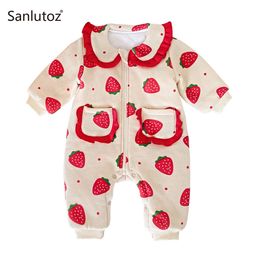 Barboteuses Sanlutoz Mignon Fraise Hiver Chaud À Manches Longues Nourrissons Filles avec Motif Fraise Enfant Vêtements Coton 230919