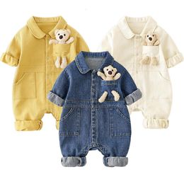 Rompers Spring Denim Baby Jumpsuit Cartoon Pocket Bear Romper voor jongensmeisjes Geboren overalls Koreaanse stijl Onesie herfst Kids Clothing 230823