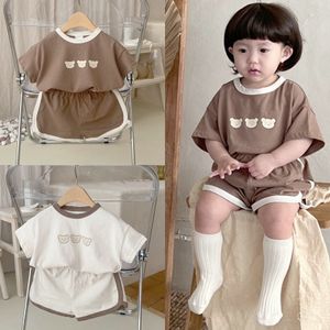 Rompers zomer Koreaanse versie babyjongens en meisjes 2 van de mouwen met korte mouwen pakken cartoon schattige kinderkleding sets kostuum 230427