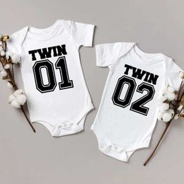 Rompers Twin 01 02 Print tweelingen bijpassende baby bodysuit jongens Girls Gift voor Twins Twin Boys Jumpsuit Wear unisex pasgeboren baby shower Giftl240514L240502