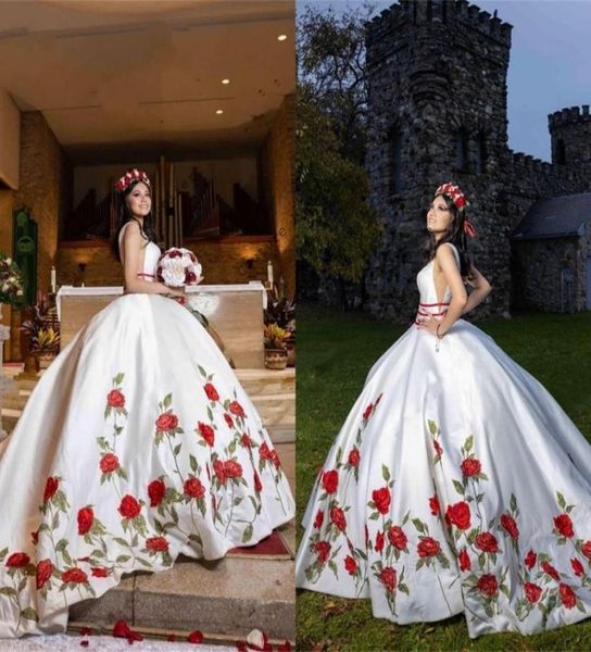 Rose des robes de quinceanera blanche fleurisée rose charro plongeant vneck 2022 style mode mexicain sweet bal robes de bal pU7123529