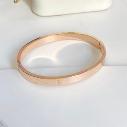 Brazalete con letras de diamantes de oro rosa con logotipo de la marca Pulsera de plata 925 Joyería de diseño de lujo de alta calidad Nuevo diseño de otoño para mujeres Brazalete de regalo de amor