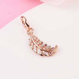 Rose Gold Metal Plated Floating Curved Feather Dangle Charm Bead Solo se adapta al tipo Pandora europeo Pulseras de joyería Collares