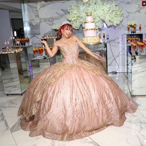 Robe quinceanera en or rose en V V manchette enveloppe en dentelle appliques paillettes de bal de bal robe de bal princesse sweet 16 vestidos de 15 anos