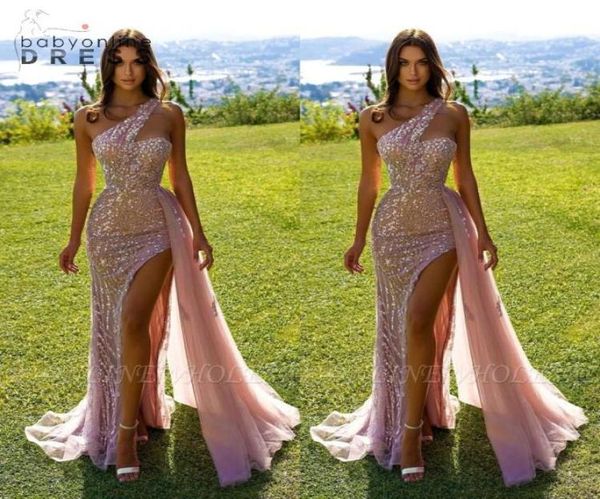 Vestidos de dama de honor con lentejuelas de oro rosa Estilo árabe de Dubai Vestidos de fiesta de noche de sirena con abertura alta y un hombro sexy con desmontable S6702554