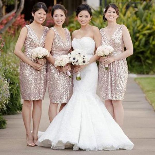 Robes de demoiselle d'honneur de pays de paillettes d'or rose sexy col en V longueur au genou robe d'invité de mariage courte pour les femmes pas cher grande taille demoiselle d'honneur