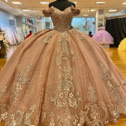 Rose Or Sexy Col En V Quinceanera Robes Robe De Bal Appliques Dentelle Sans Manches Hors Épaule Applique Doux robes de 15 quinceanera