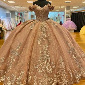 Rose Goud Sexy V-hals Quinceanera Jurken Baljurk Applicaties Kant Mouwloos Schouderafhangend Appliqué Sweet vestidos de 15 quinceanera