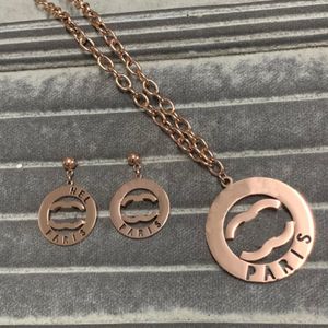 Roségouden vrouwen mode ketting oorbellen logo bedrukte holle letter ketting roestvrijstalen sets trendy sieraden