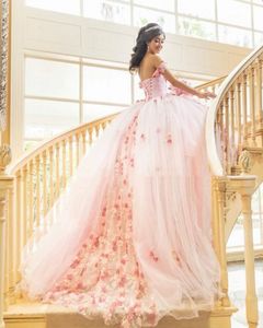 Roze roze bloemen prom quinceanera jurken van de schouderprinses Sweet 15 jurk court trein veter-up bloemen tule speciale gelegenheid slijtage