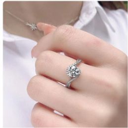 Round Designer Ring Luxury Real 100% Moissanite en 100% 925 zilveren ringen voor vrouwen Men Diamond mode bruiloft verlovingsgeschenk voor vrouwen met doos top qua 700