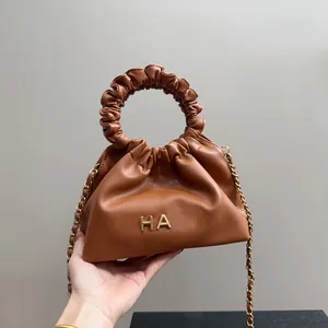 Sac fourre-tout rond plissé avec poignée supérieure pour femme avec breloque en forme de pièce de monnaie, lettres dorées, chaîne en métal Matelasse 20 x 16 cm, joli sac à main à bandoulière, sac à main de luxe