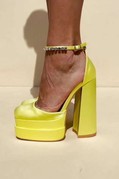 Zapatos de mujer con plataforma de baloncesto de tacón alto beige con punta redonda y cinturón sexy bomba de 12 cm último botón casual cruz cuadrada 240123