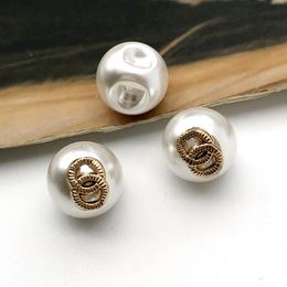 Botón redondo de perla blanca con sello de metal Letra Diy Seing Botones para camisa 11.5mm Precio al por mayor