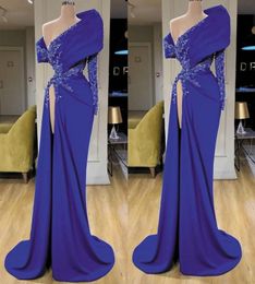 Royal 2023 Diseñador de vestidos de noche azules azules de una sola manga lateral de manga lateral de manga lateral aplique con cuentas de talla grande pliegues de graduación Vestidos formales hechos a medida