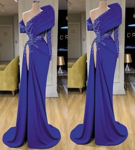 Royal 2023 Designer blauwe avondjurken een schouder met een schouder lange mouwen zijkant splein zeemeermin kanten applique kralen plus size plooien prom jurk formele op maat gemaakte vestIDOS