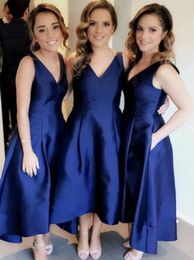 Vestidos de dama de honor de satén elegante de color azul real en V Cuello A Línea Té de té Vestidos de fiesta de invitado de boda