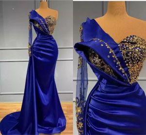 Koninklijke blauwe avondjurken met gouden kralen kristallen vintage een schoudertoezen satijn lange prom feestjurken formele Arabische vestidos