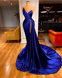 Royal Blue Formele Avondjurken Sexy High Split Beaded Ruches Satijn Elegante Prom Jurken 2021 Arabisch ASO EBI Backless Special Occasion Party Dress