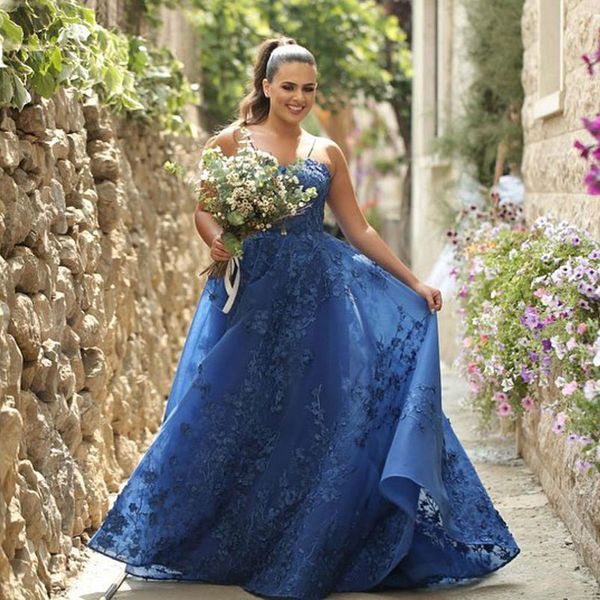Vestidos de dama de honor de encaje azul real Correas de espagueti Cuello Una línea País Vestidos de dama de honor Longitud del piso Tallas grandes Vestido de boda de organza