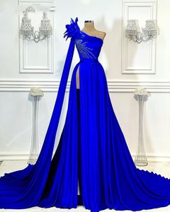 Royal Blue Lange Avondjurken Een lijn 2021 Elegante One Shoulder High Slit Luxe Beaded Afrikaanse Vrouwen Feather Formele Partyjurken Prom Dress