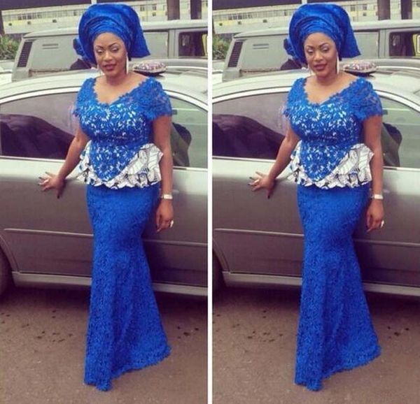 Robes de bal en dentelle nigériane bleu royal tenue de soirée col en V à manches courtes robes de grande taille avec trompette péplum robes formelles de style Aso Ebi