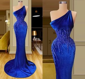 Royal Blue Velvet Mermaid Avondjurken Een schouder Arabische Arabische Aso ebi pailletten kralen prom feestjurken vegen de trein formele gelegenheid jurk Vestidos de festa