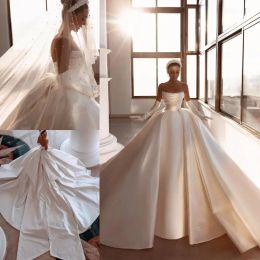 Royal Ivory Satin Dubai Vestidos de novia árabes Cuentas atractivas Sin tirantes Sin respaldo Fruncido Tren largo Vestidos de novia con batas de gran arco 2024 BC14905