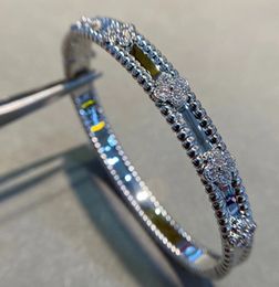 Le bracelet trèfle à quatre feuilles de la marque de mode RRQ 2024 est un luxueux bracelet en diamant et cristal pour femme. Bijoux de créateur de haute qualité en or 18 carats