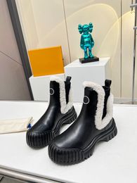 Ruby Flat Ankle Boot, modieuze update van een klassieke Chelsea-laars, maar toch extreem lichtgewicht rubberen buitenzool met een merksignatuur aan de achterkant