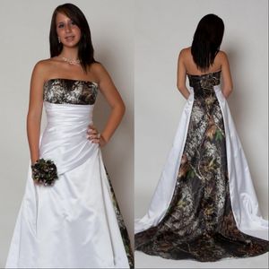 Robes de mariée A-Line Arrivée Country Camo Robes avec plis Taille Empire Une ligne Balayage Train Camouflage Bustier Corset Corsage Robes de mariée