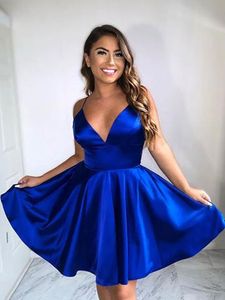 Una línea de vestidos de cóctel elegantes en azul real Vestido de fiesta corto Satén Fiesta de graduación con encanto Vestidos de baile Vestido de regreso a casa Correas con cuello en V por encargo