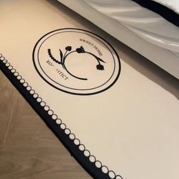 slaapkamerdesigner tapijtKlein geur slaapkamertapijt beddeken high-end merk hoofdbed voor het slapengaan koelmat kamervloermat lijmvrij