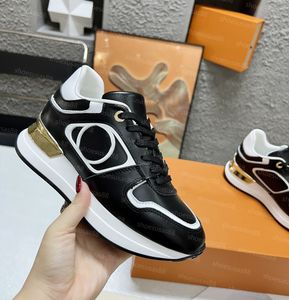 Baskets en coulée Designer Chaussures décontractées Femmes Plateforme de qualité supérieure Trainers en maille de luxe courent 55 chaussures de sneaker