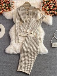 Runway otoño pequeño perfume traje de moda cárdigan de punto liso abrigo + chaleco inferior + medias plisadas a rayas 3 piezas 240301