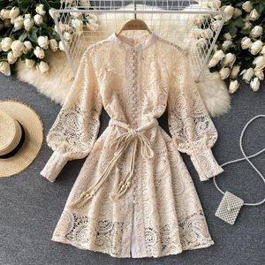 Runway -ontwerper Vintage Mini Dress Hollow Out Borduurschap Stand Kraag Lantern Sleeve Bow Sashes Lace Up Party Dress