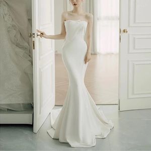 Robes de piste 2023 robe de mariée blanche pour les femmes sein frotter queue de poisson mariée élégante petite fuite minceur soirée
